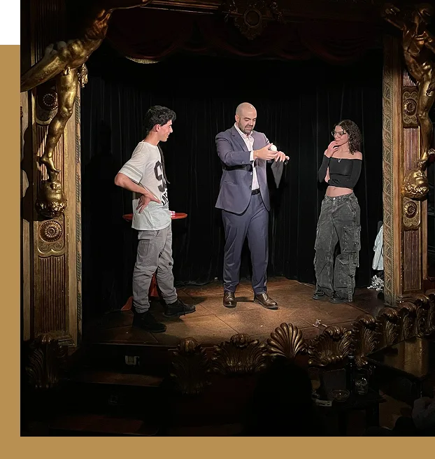 Mago actuando en teatro de Madrid.