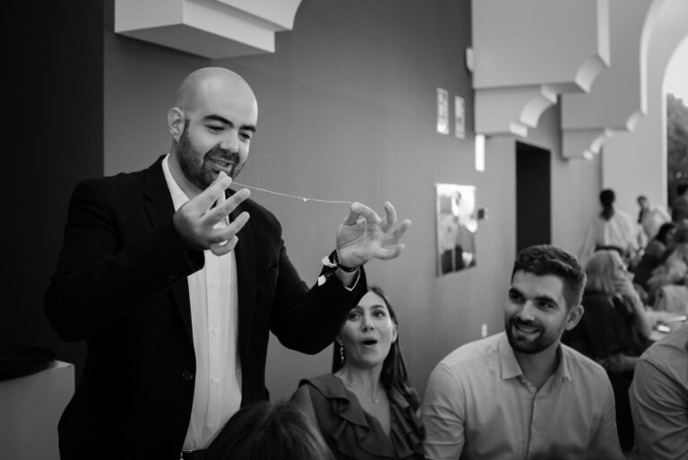 Novios disfrutando de espectaculo de magia en una boda.
