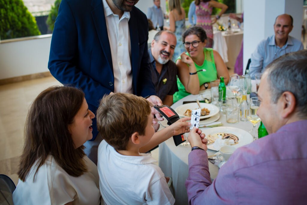 Magia para bodas Rafa Rebollo, mago profesional, actuando en un evento en Madrid