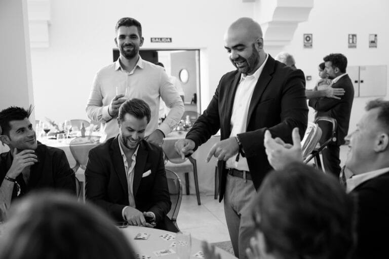 Rafa Rebollo hace magia de cerca con cartas para un grupo de invitados trajeados en Madrid