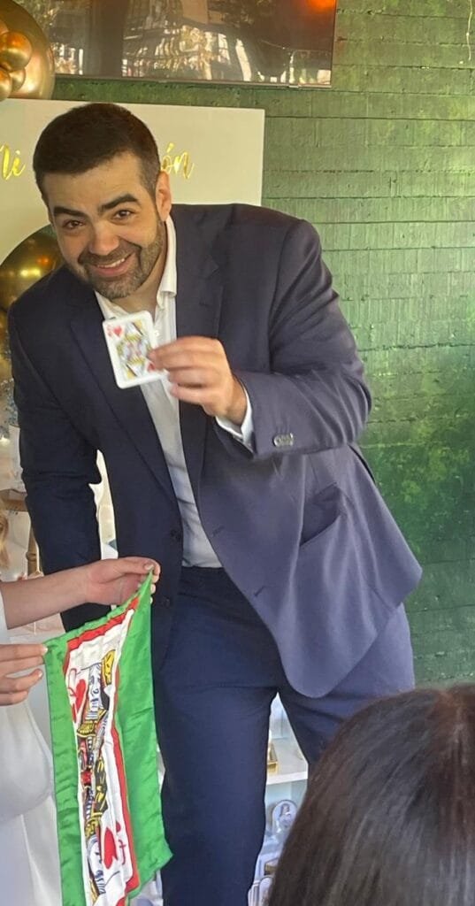 Rafa Rebollo con una carta en una comunión, y la niña sujetando el pañuelo