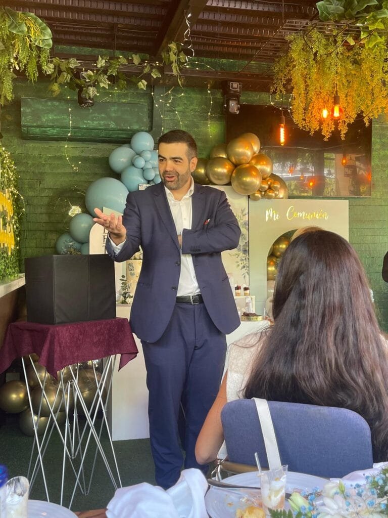 Rafa Rebollo haciendo magia durante la sobremesa de una comunión en Madrid